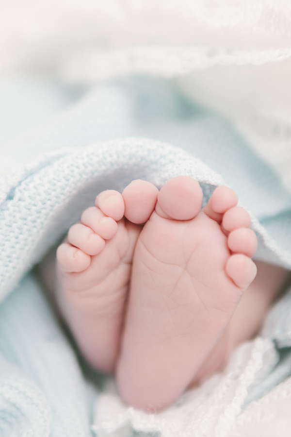 pieds de bébé enveloppés dans une couverture bleue