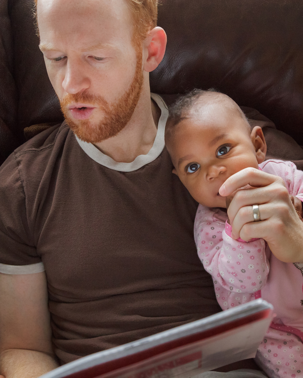Un père lit une histoire à son bébé